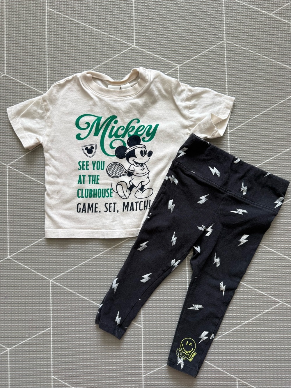 H&M|Baby girl boho set,white Mickey Mouse tee & patterned leggings•••Boxy fit